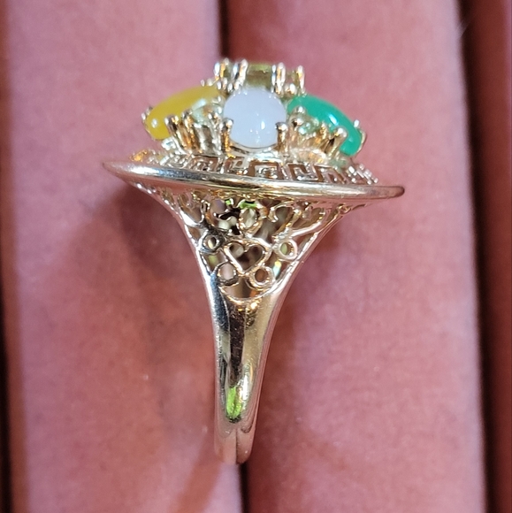 14K White Gold Natural Peridot, Opal & Coral Ring 3-Stone  14k gold ring with coral and center a Peridot stone. Size 7